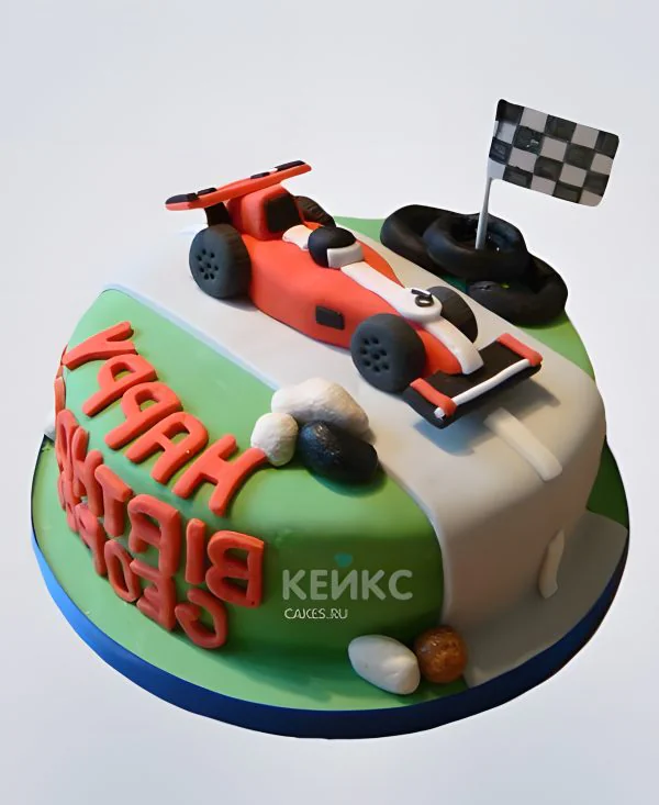 Яркий торт с красной гоночной машиной Яркий торт с красной гоночной машиной Фото