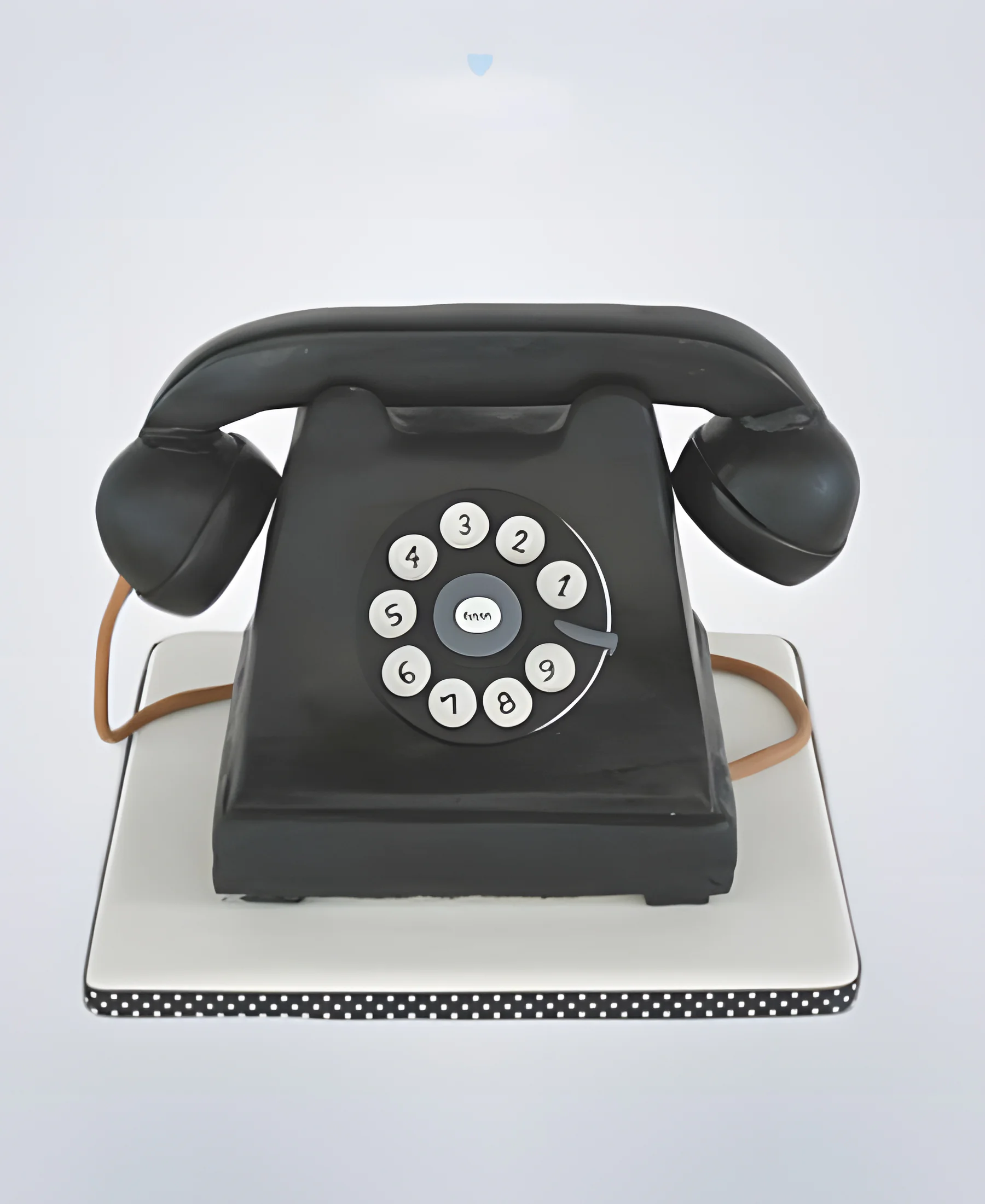 Торт в форме черного дискового телефона Фото