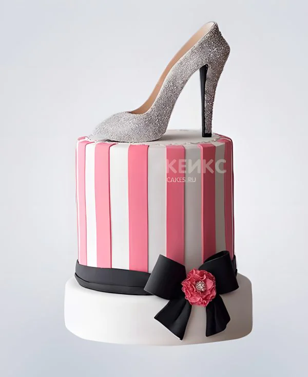 Торт полосатый с черным бантом и туфелькой Торт полосатый с черным бантом и туфелькой Фото