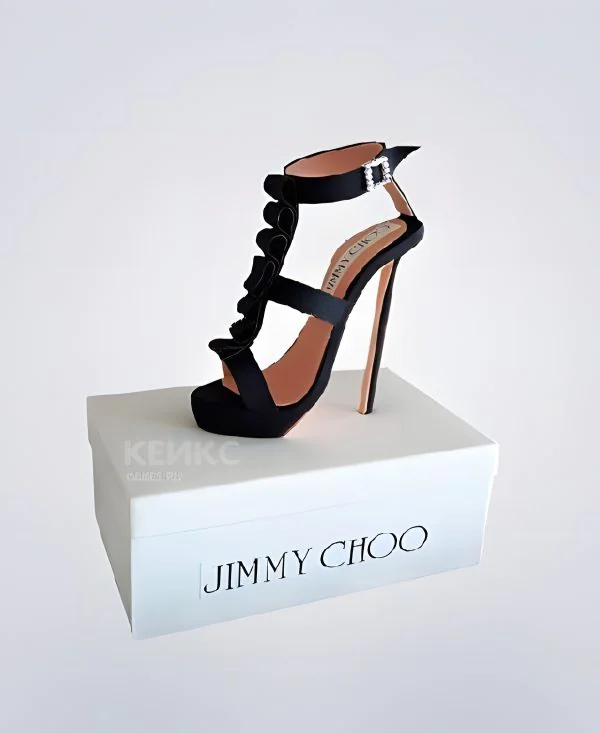 Торт с туфелькой ДжимиЧу из мастики Торт с туфелькой ДжимиЧу из мастики Фото