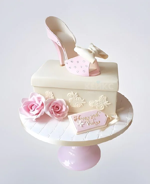 Торт в виде розовой туфельки на коробке с розами Торт в виде розовой туфельки на коробке с розами Фото