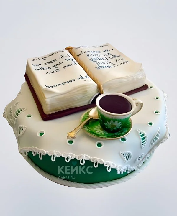 Зеленый торт с кружкой на блюдце Фото