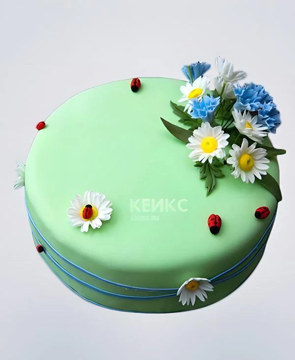 Торт с васильками и божьими коровками Фото