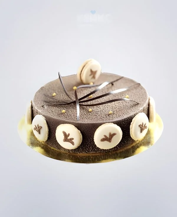 Шоколадный велюровый торт с белыми макарунами Шоколадный велюровый торт с белыми макарунами Фото