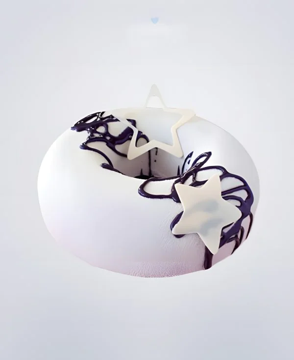 Белый велюровый торт в форме пончика с глазурью и звездами Белый велюровый торт в форме пончика с глазурью и звездами Фото