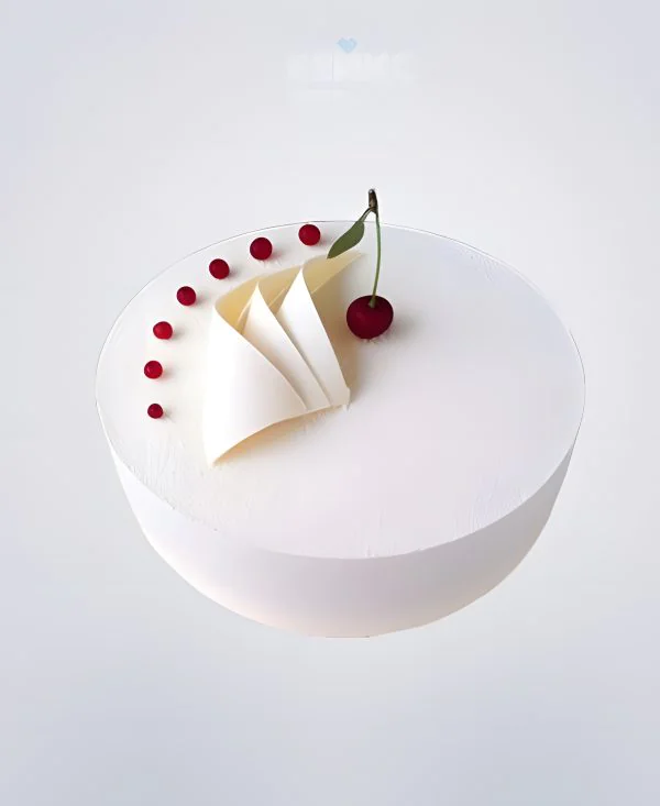 Белый велюровый торт с вишней Белый велюровый торт с вишней Фото