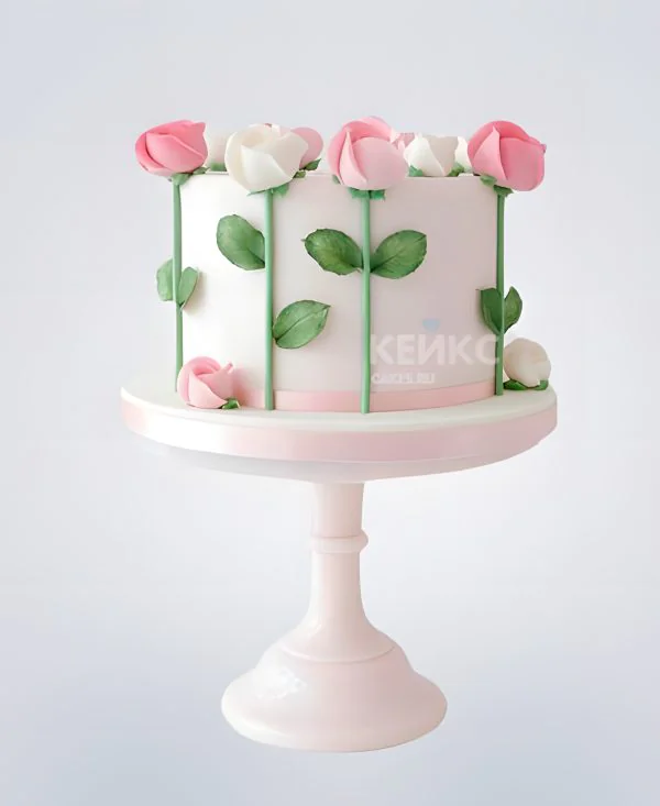 Нежный розовый торт с розами из крема Фото