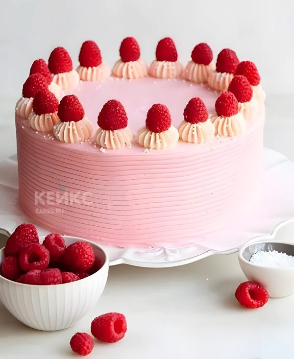 Розовый торт с малиной и кремом Розовый торт с малиной и кремом Фото