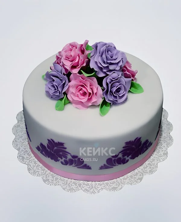 Торт в винтажном стиле с цветами из мастики Фото