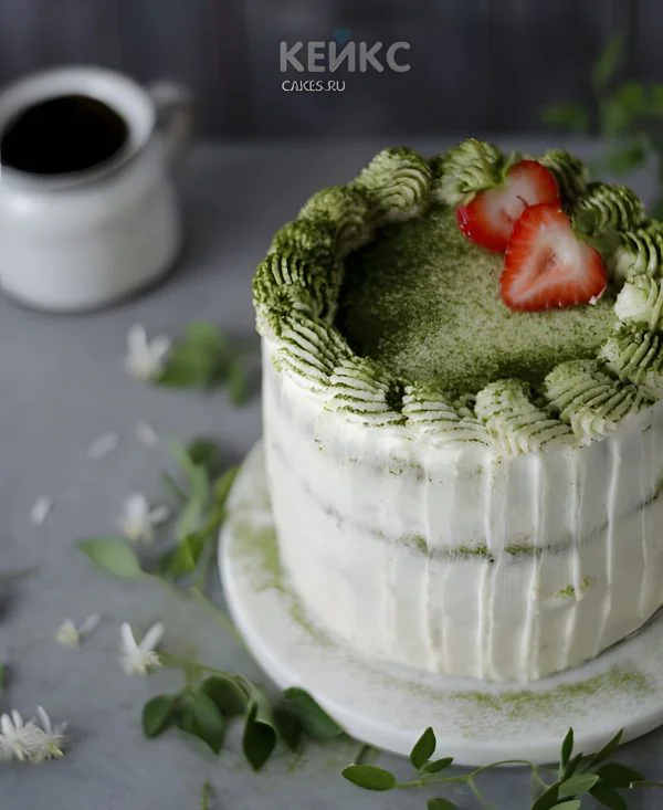Кремовый торт с зеленой посыпкой и свежей клубникой Кремовый торт с зеленой посыпкой и свежей клубникой Фото