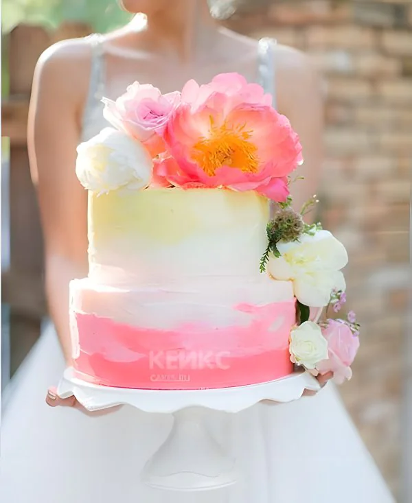 Желтый торт с розовыми подтеками Фото