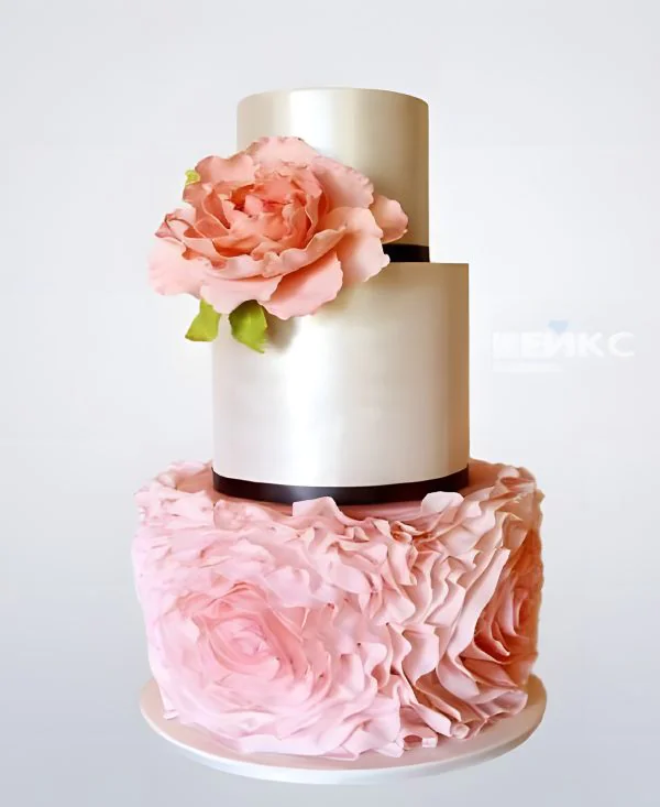 Розовый торт Женщине на юбилей 25 лет с кружевами и большим цветком Фото