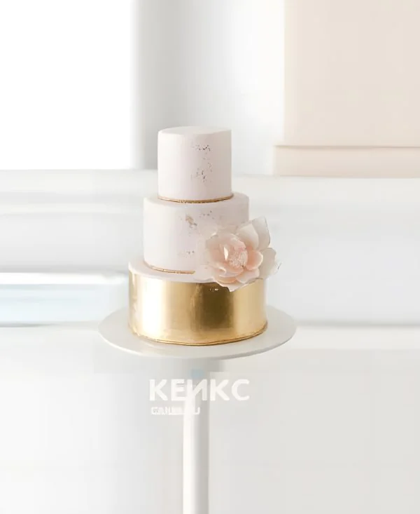 Розово-золотой торт с цветами на юбилей девушке 25 лет Фото