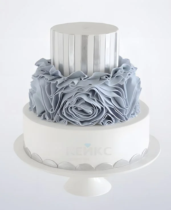 Бело-голубой торт с рюшами и полосами для женщины на юбилей 30 лет Фото