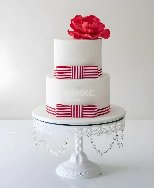 Красно-белый торт с полосатым бантом для женщины на юбилей 30 лет Фото