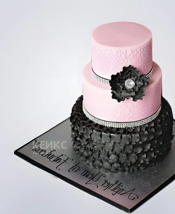 Черно-розовый торт с цветком и стразами для женщины на юбилей 30 лет Фото