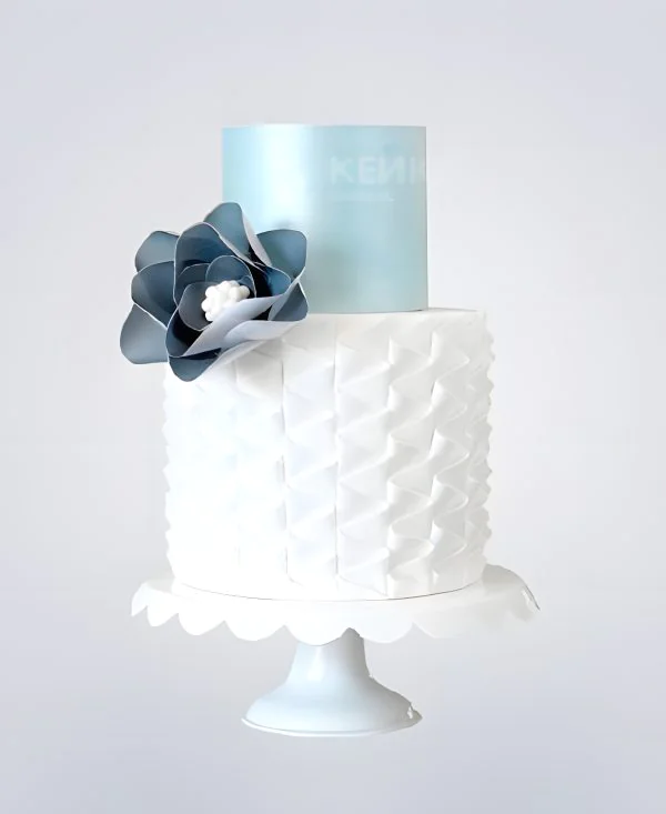 Бирюзово-белый торт с цветком для женщины на юбилей 30 лет Фото