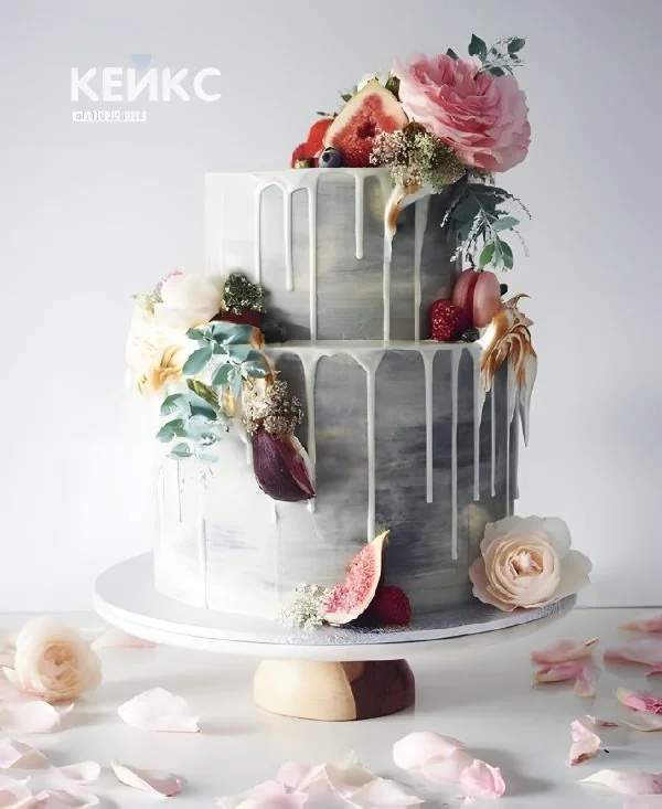 Дымчатый торт с белой глазурью Фото