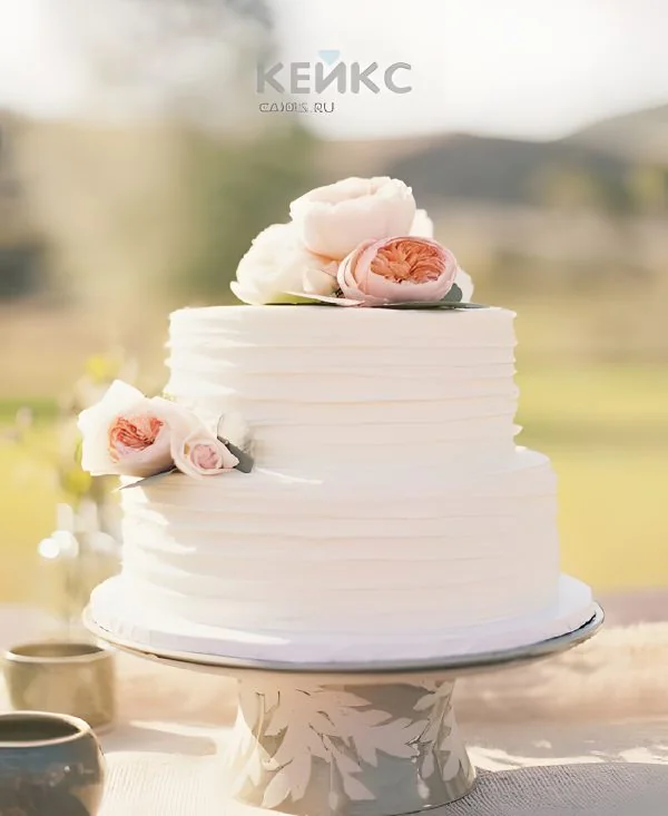 Белый торт с розовыми цветами для женщины на юбилей Фото