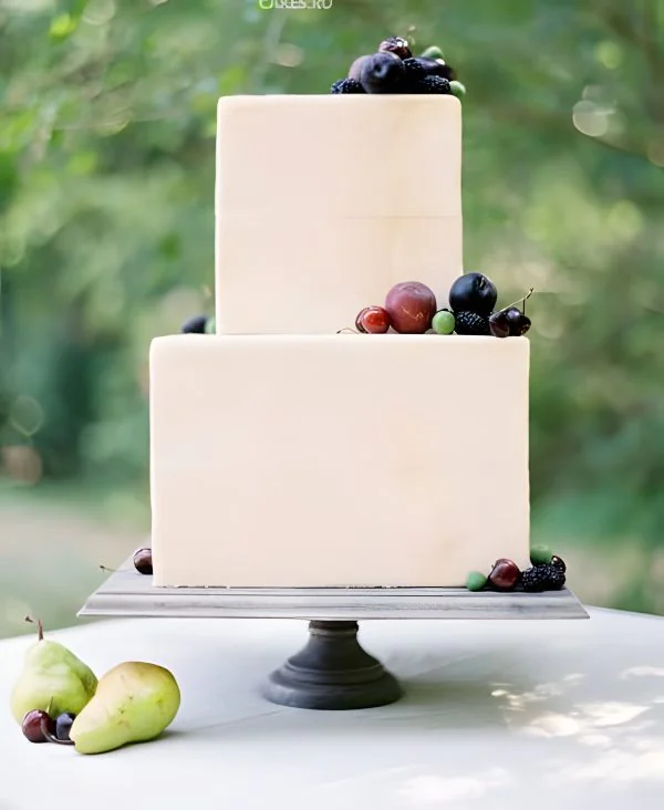 Торт на юбилей женщине 55 лет бежевый с ягодами Фото