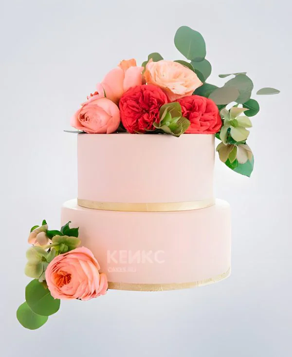 Нежный весенний свадебный торт с букетом пышных роз Нежный весенний свадебный торт с букетом пышных роз Фото