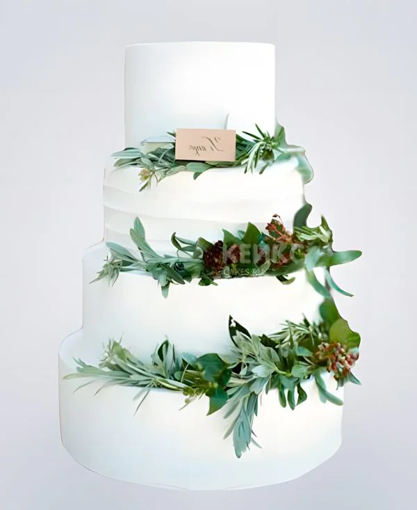 Зимний свадебный торт с зелеными веточками Фото