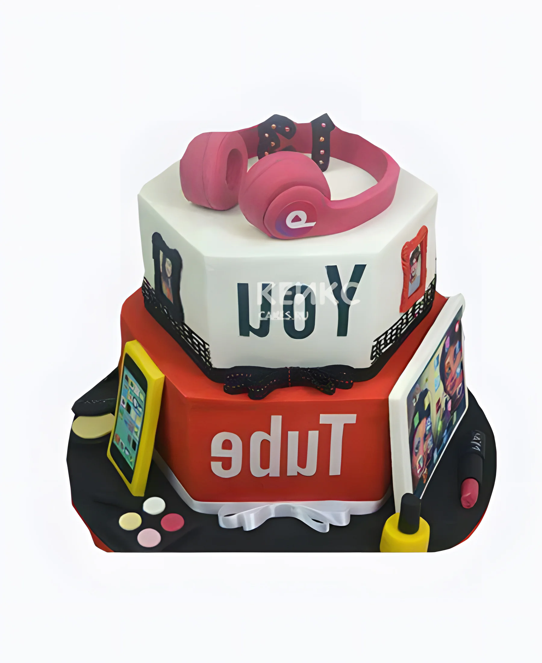 Торт с наушниками, телефоном и логотипом YouTube Торт с наушниками, телефоном и логотипом YouTube Фото