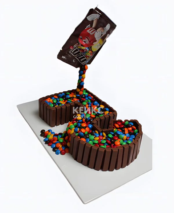 Торт в форме цифры с пачкой M&M's Торт в форме цифры с пачкой M&M's Фото