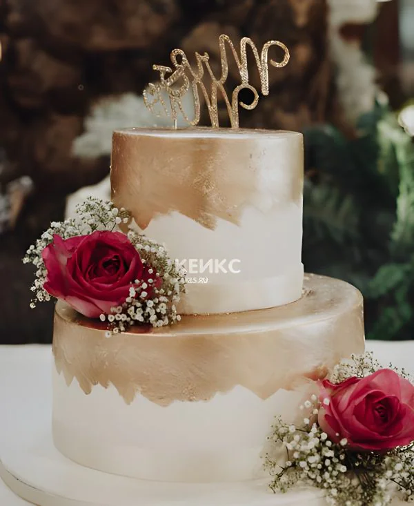 Красивый торт с золотой надписью Фото