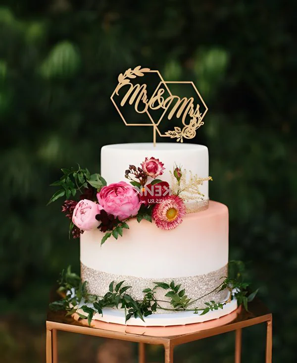 Двухъярусный свадебный торт с мастикой и топпером золотого цвета Фото