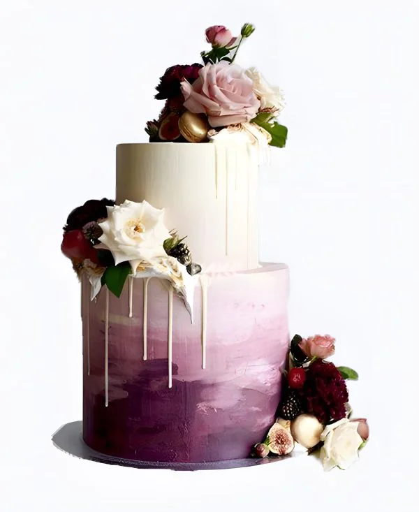 Свадебный торт с фиолетовым градиентом и цветами Свадебный торт с фиолетовым градиентом и цветами Фото