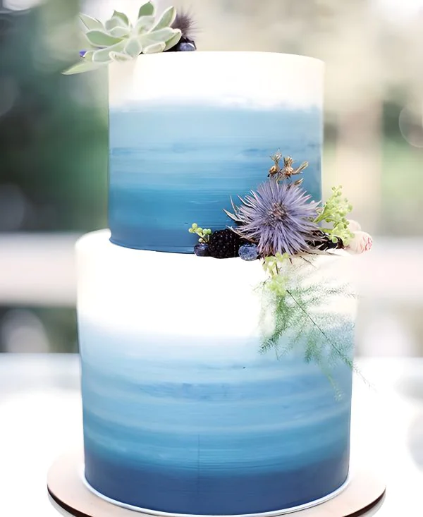 Свадебный торт с голубым градиентом и цветами Свадебный торт с голубым градиентом и цветами Фото