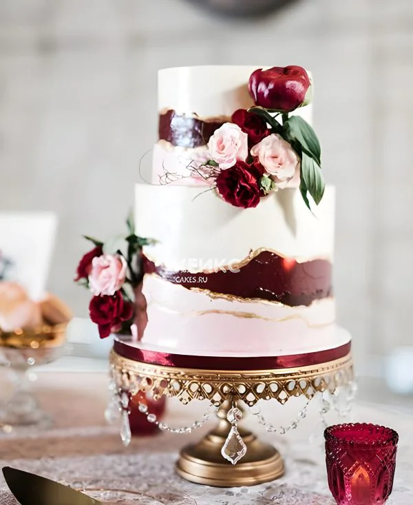 Необычный торт с цветами и красной окантовкой Необычный торт с цветами и красной окантовкой Фото