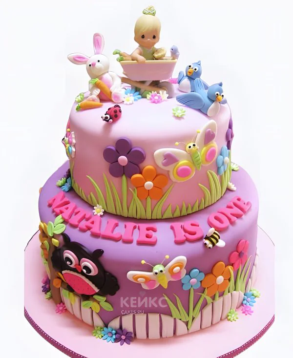Яркий торт с цветами и бабочками в розовых тонах Фото