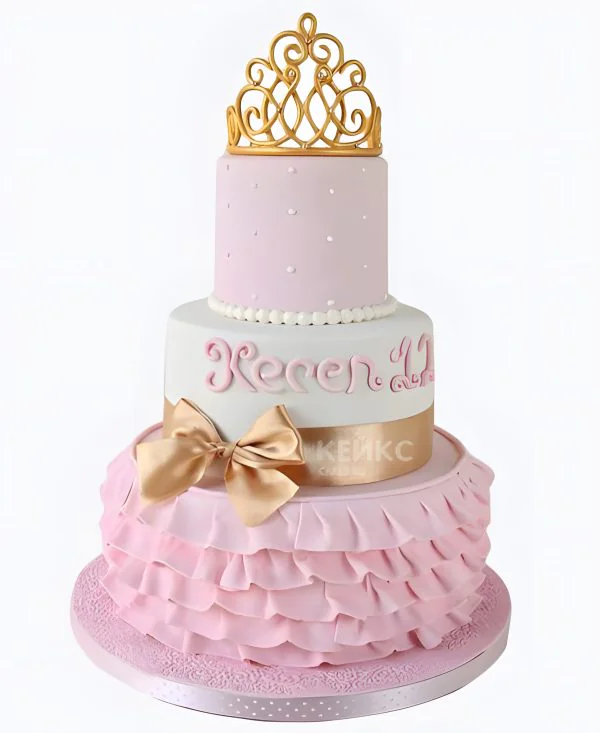 Нежно-розовый торт с золотым бантом и короной Фото