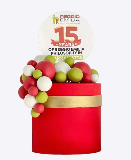 Корпоративный торт красный с золотой лентой и шарами Корпоративный торт красный с золотой лентой и шарами Фото