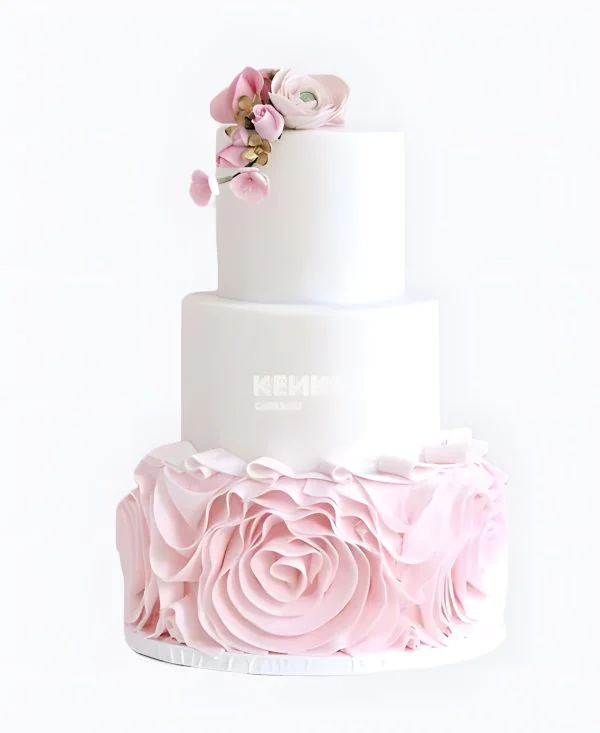 Очаровательный мастичный свадебный торт Очаровательный мастичный свадебный торт Фото