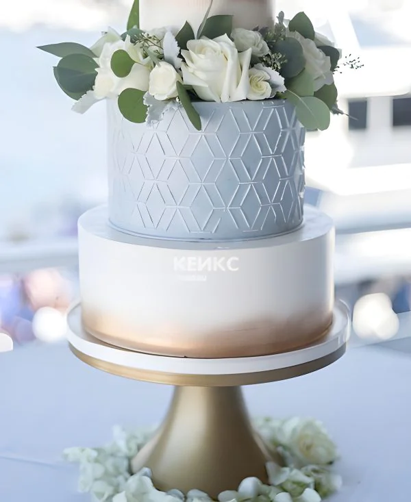 Яркий мастичный свадебный торт с цветами Яркий мастичный свадебный торт с цветами Фото