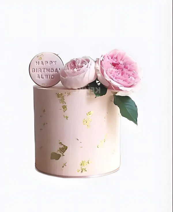 Простой одноярусный торт с розовыми пионами Простой одноярусный торт с розовыми пионами Фото