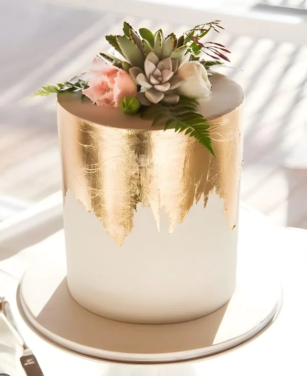 Одноярусный свадебный торт с позолотой и суккулентом Фото