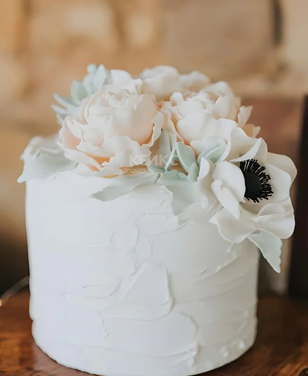 Одноярусный свадебный торт с пионами из крема Фото