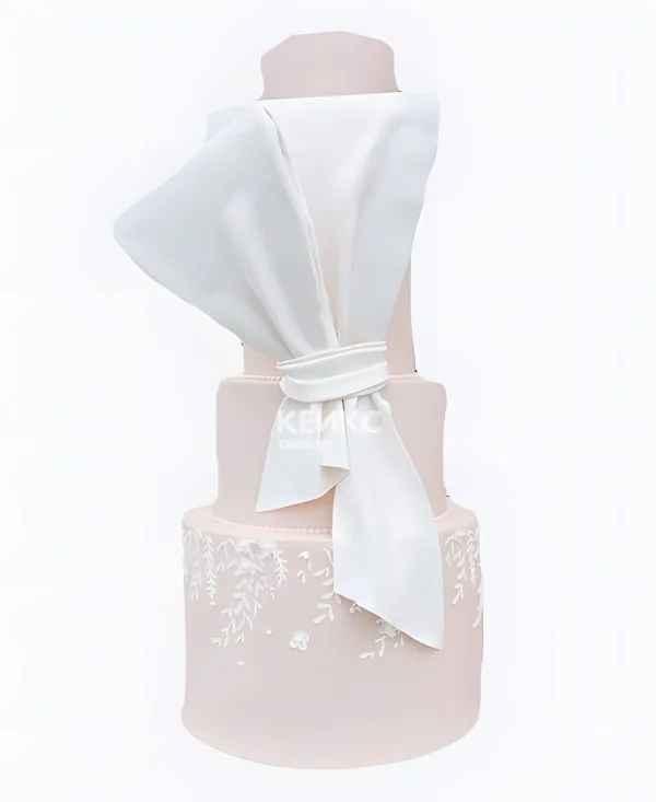 Нежно-розовый торт с белым рисунком Фото