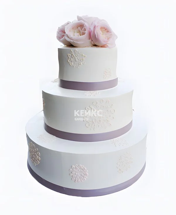 Необычный торт с розами и выбитым рисунком Необычный торт с розами и выбитым рисунком Фото