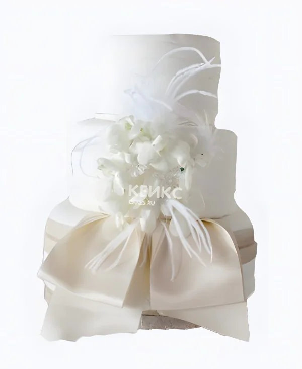 Необычный белый торт с перьями Фото