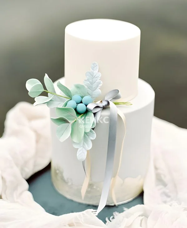 Стильный торт с цветами и лентами Фото