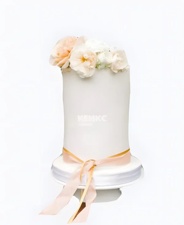 Необычный высокий торт с цветами Фото