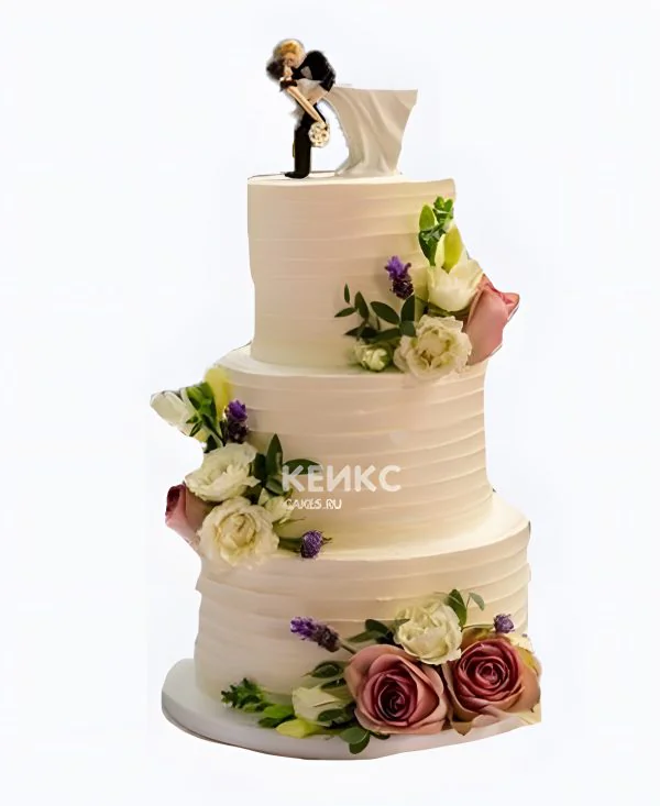 Свадебный торт с топпером жениха и невесты и розами Фото