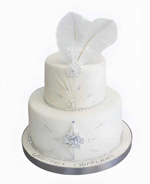 Свадебный торт гэтсби с надписью, стразами и перьями Фото