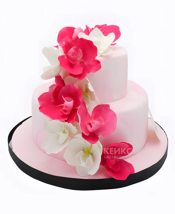Свадебный торт с яркими живыми орхидеями Фото