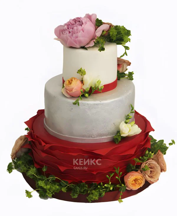 Свадебный торт с живыми цветами и рюшами Свадебный торт с живыми цветами и рюшами Фото